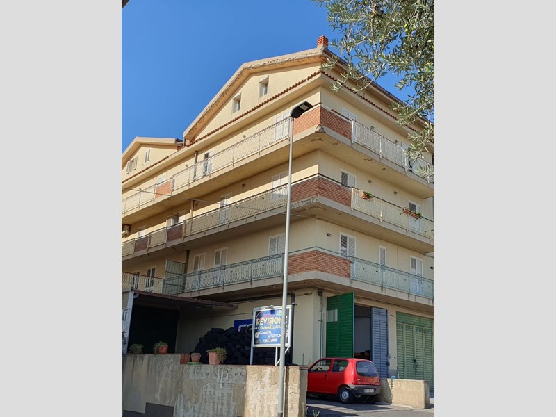 Appartamento in Vendita a Mineo, zona via Madre Teresa di Calcutta, 125'000€, 200 m²