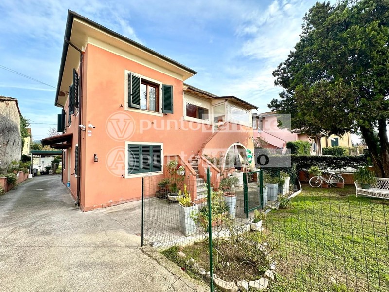 Casa Indipendente in Vendita a Lucca, zona San Macario In Piano, 420'000€, 200 m²