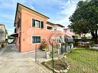 Casa Indipendente in Vendita a Lucca, zona San Macario In Piano, 420'000€, 200 m²