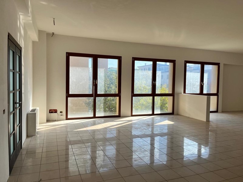 Immobile commerciale in Affitto a Quarrata, 2'000€, 320 m²