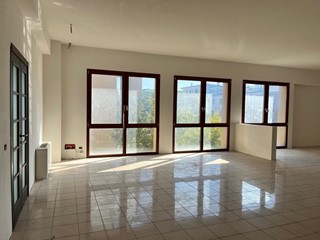 Immobile commerciale in Affitto a Quarrata, 2'000€, 320 m²