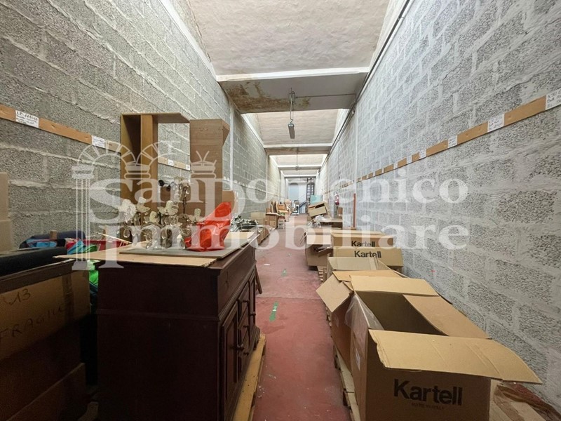 Capannone in Vendita a San Giuliano Terme, zona La Fontina, 120'000€, 200 m²