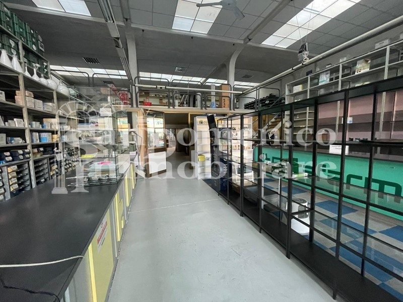 Capannone in Vendita a San Giuliano Terme, zona La Fontina, 360'000€, 600 m²