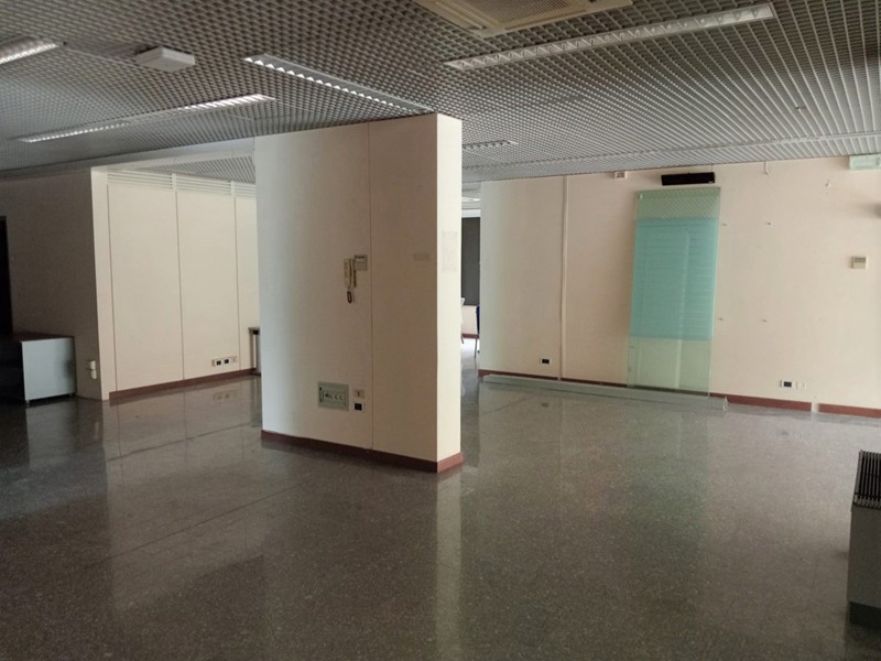 Ufficio in Affitto a Perugia, 1'200€, 324 m²