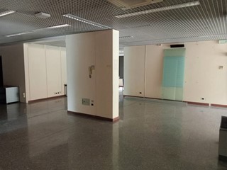 Ufficio in Affitto a Perugia, 1'200€, 324 m²