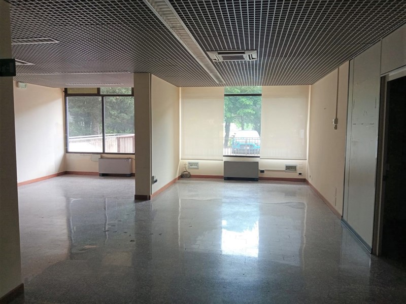 Negozio in Affitto a Perugia, 1'200€, 324 m²