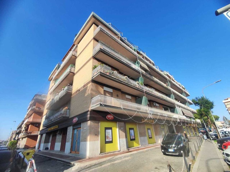 Trilocale in Vendita a Guidonia Montecelio, 169'000€, 100 m², con Box