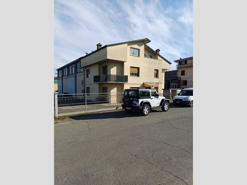 Appartamento in Vendita a Solignano, zona Rubbiano, 85'000&euro;, 110 m²