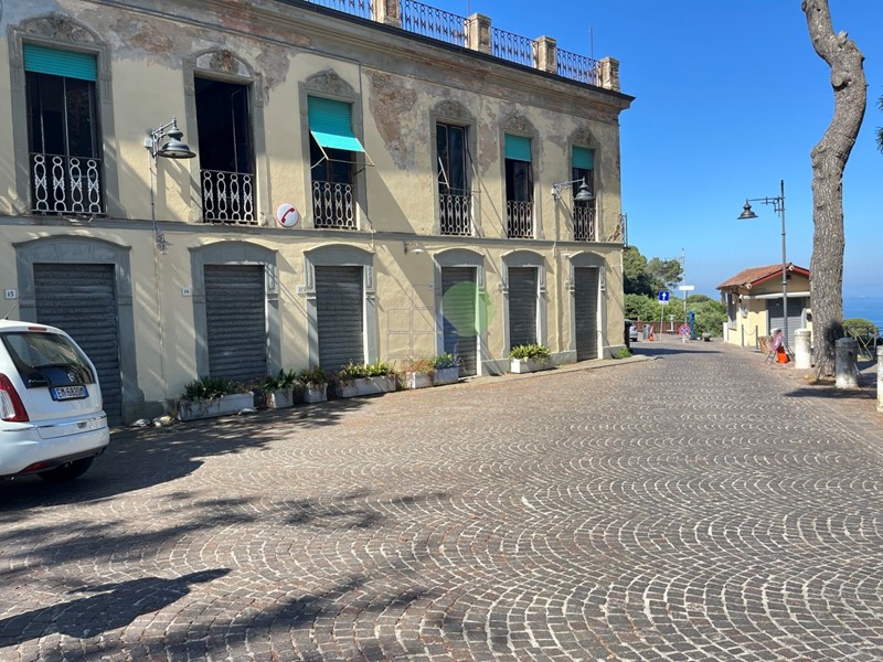 Immobile commerciale in Vendita a Livorno, zona Montenero, 190'000€, 130 m²
