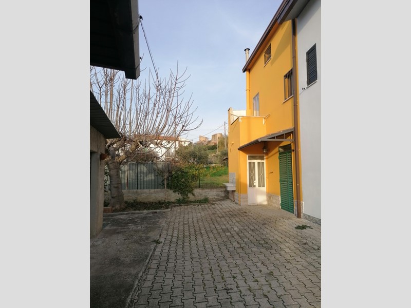 Casa Semi Indipendente in Vendita a Castel Frentano, 85'000€, 120 m², con Box