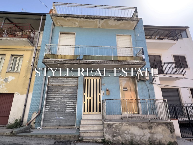 Casa Indipendente in Vendita a Siracusa, zona Belvedere, 75'000&euro;, 189 m²