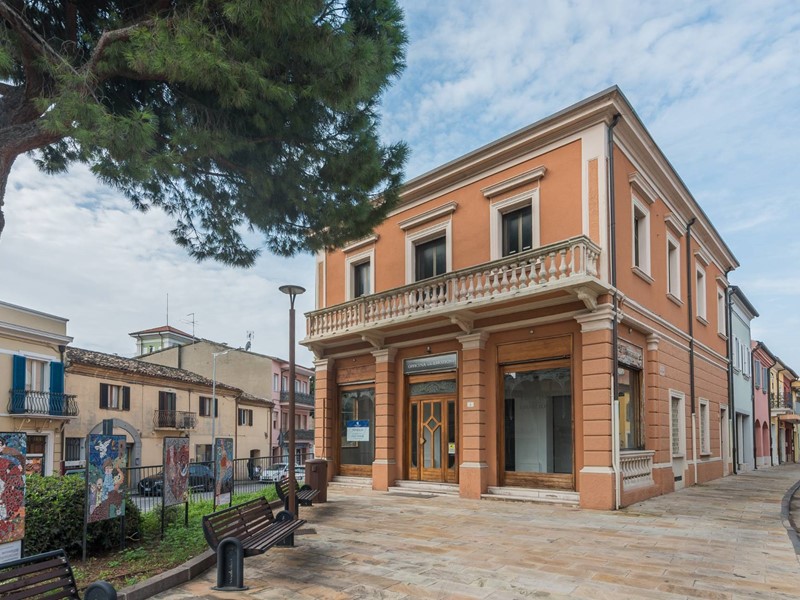 Immobile commerciale in Affitto a Cattolica, zona CENTRALISSIMA, 36'000€, 330 m²
