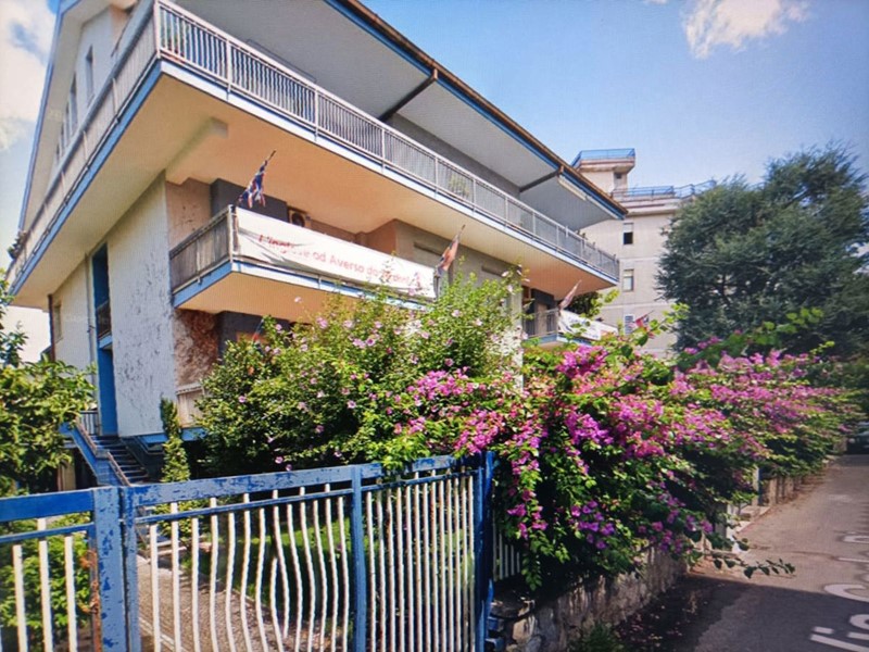 Ufficio in Affitto a Aversa, 1'000€, 250 m²