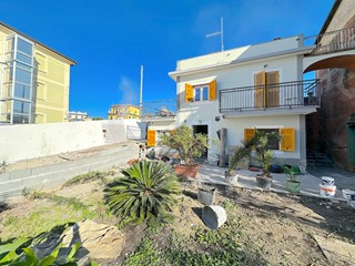 Casa Indipendente in Vendita a Lavagna, zona Centro, 269'000€, 75 m²