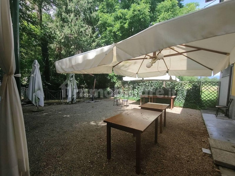 Attività commerciale in Vendita a Robassomero, 180'000€, 1900 m²