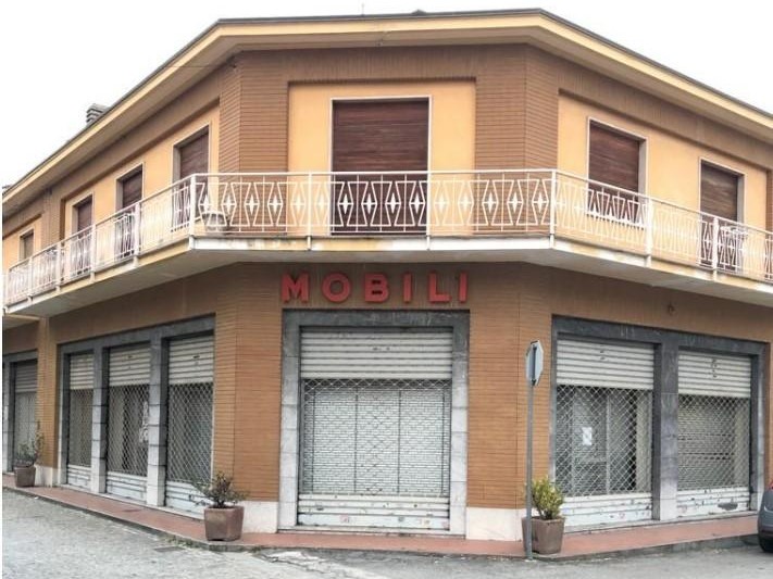 Negozio in Affitto a Mathi, 1'200€, 120 m²