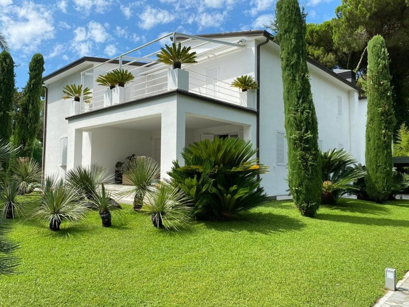 Villa in Vendita a Forte dei Marmi, zona Roma Imperiale, 10'000'000€, 350 m², con Box