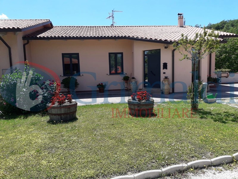 Villetta a schiera in Vendita a Nocera Umbra, 179'000€, 330 m²