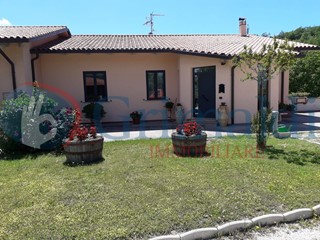 Villetta a schiera in Vendita a Nocera Umbra, 179'000€, 330 m²