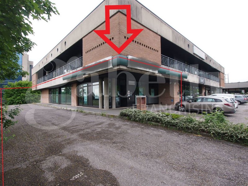 Negozio in Affitto a Schio, 2'600€, 350 m²