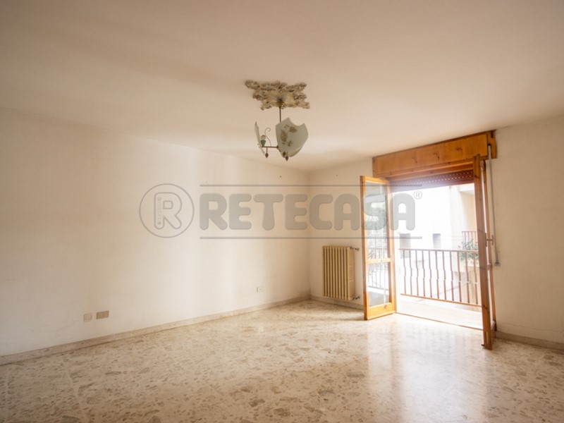 Appartamento in Vendita a Altamura, zona VIA BARI, 130'000€, 125 m², con Box