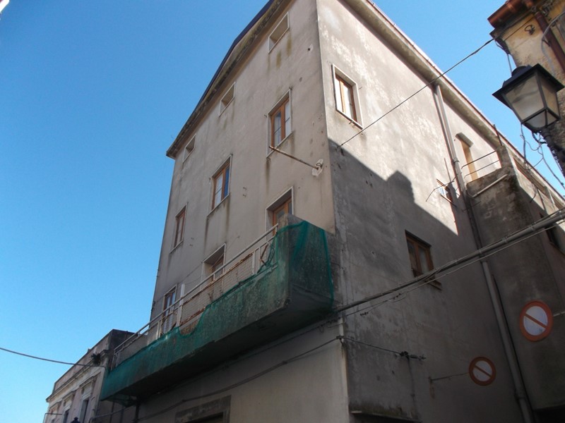 Casa Indipendente in Vendita a Canicattini Bagni, 69'000€, 250 m², con Box