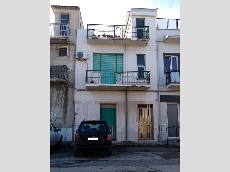 Casa Indipendente in Vendita a Vittoria, zona Via Adua n. 24 , 90'000€, 150 m²