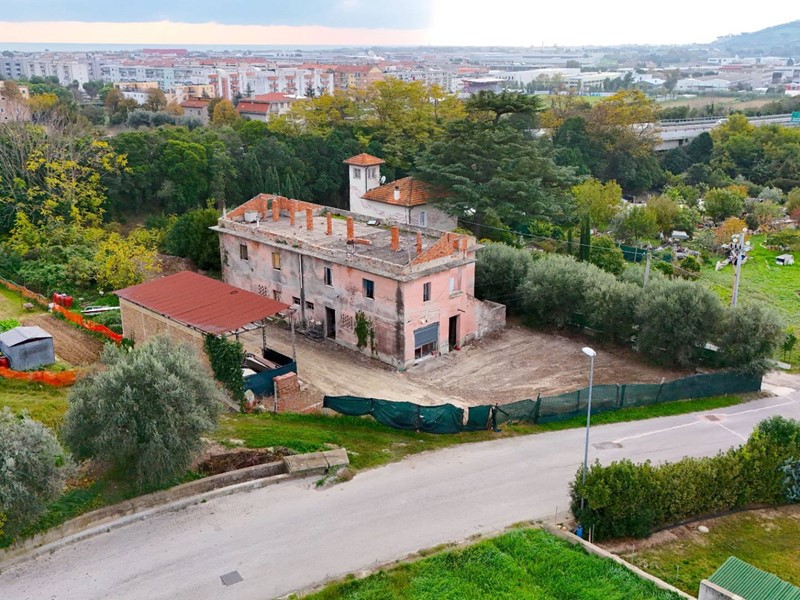Casa Indipendente in Vendita a San Benedetto del Tronto, zona Porto D'ascoli residenziale, 220'000€, 400 m²