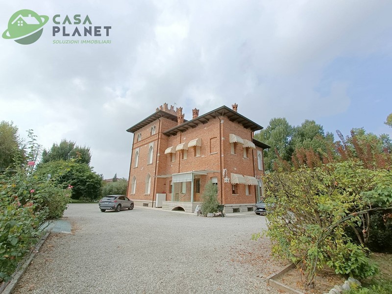 Casa Indipendente in Vendita a Zoppola, zona Orcenico Inferiore, 1'350'000€, 1500 m²