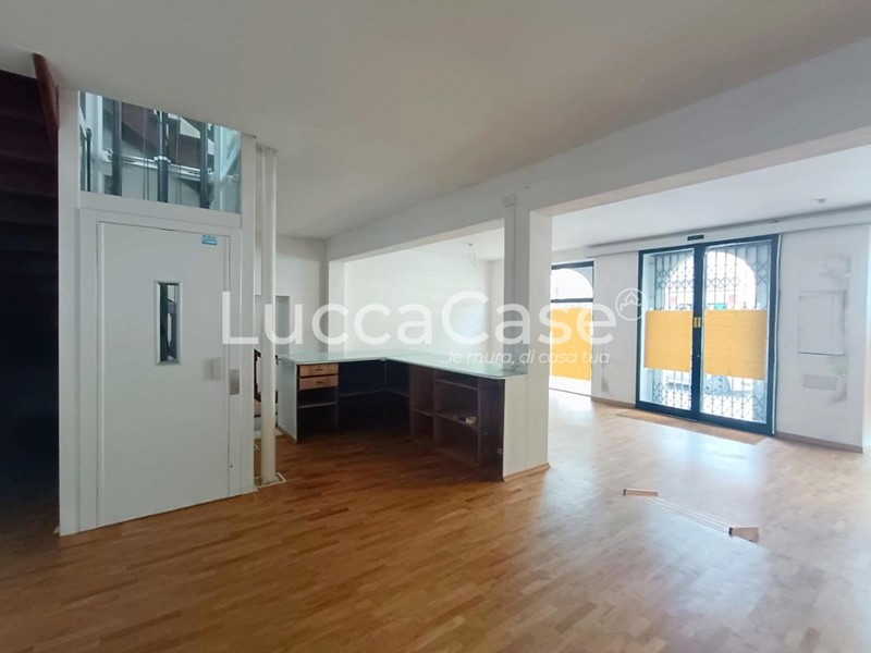 Immobile commerciale in Vendita a Lucca, zona Nave, 450'000€, 300 m²