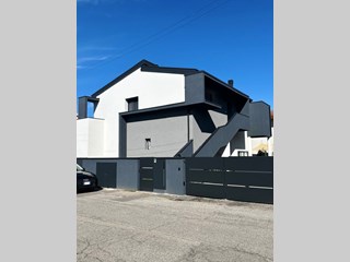 Villa bifamiliare in Vendita a Padova, zona MANDRIA, 330'000€, 128 m²