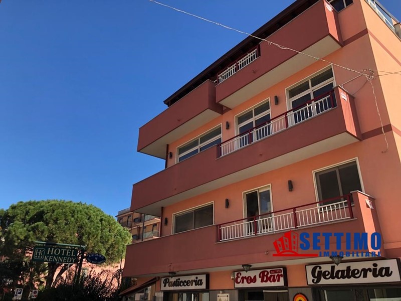 Casa Semi Indipendente in Vendita a Sant'Alessio Siculo, 400 m²