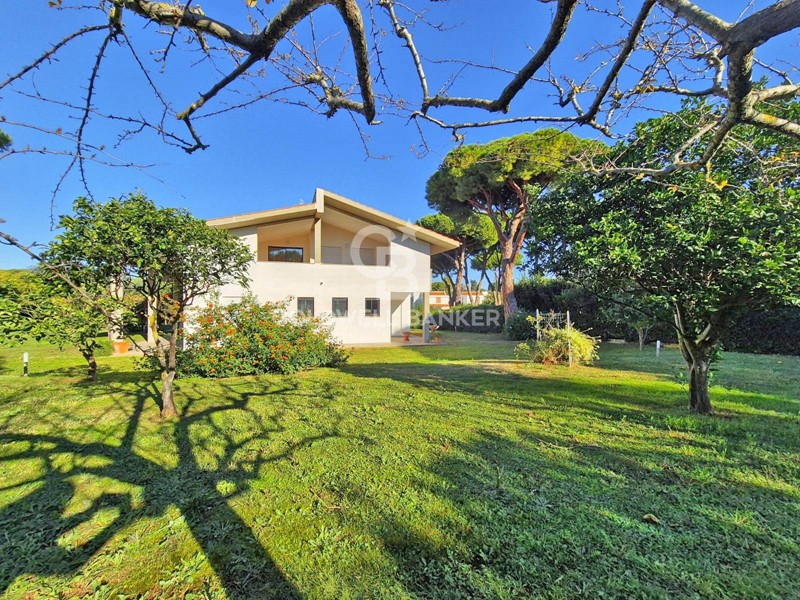 Villa in Vendita a Tarquinia, zona Marina Velca, 595'000€, 417 m²