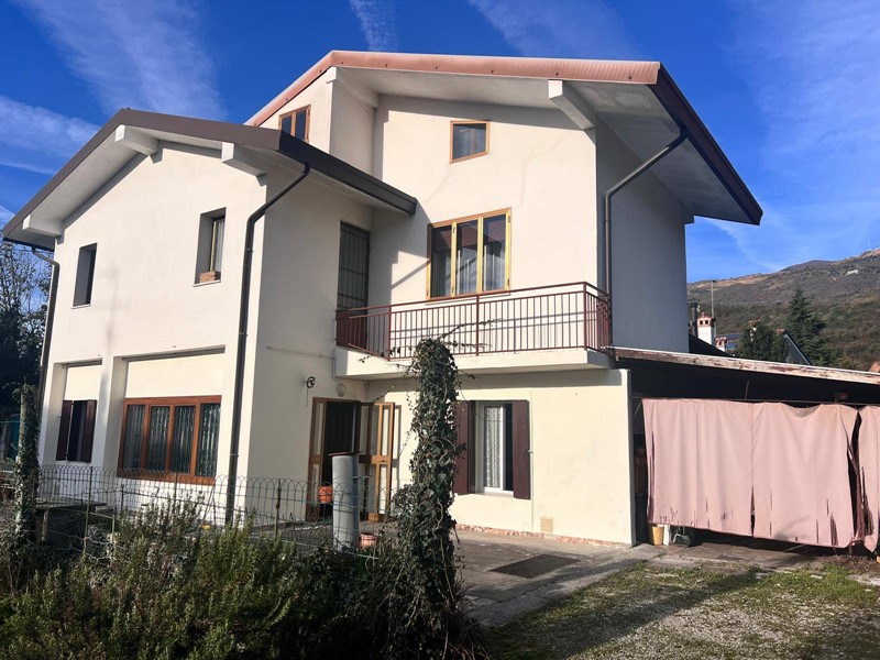 Casa Indipendente in Vendita a Aviano, zona Pedemonte, 195'000€, 188 m²