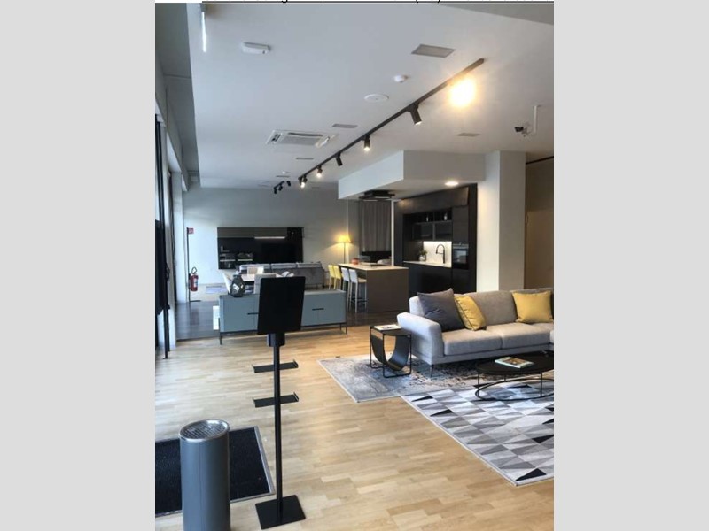 Immobile commerciale in Vendita a Forlì, 514'500€, 1783 m²