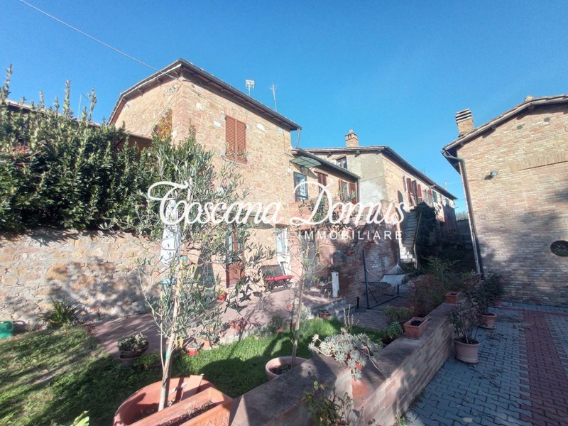 Casa Semi Indipendente in Vendita a Siena, zona Sant'Andrea a Montecchio, 490'000€, 180 m², arredato