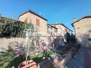Casa Semi Indipendente in Vendita a Siena, zona Sant'Andrea a Montecchio, 490'000€, 180 m², arredato