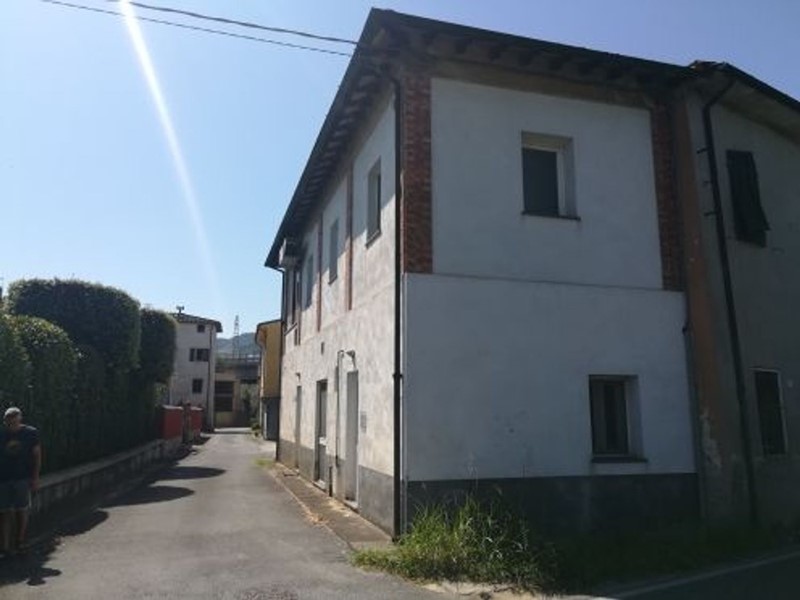 Laboratorio in Vendita a Lucca, zona Fagnano, 65'000€, 115 m²