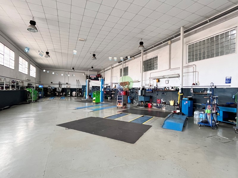 Immobile commerciale in Vendita a Livorno, zona San Marco, 230'000€, 400 m²