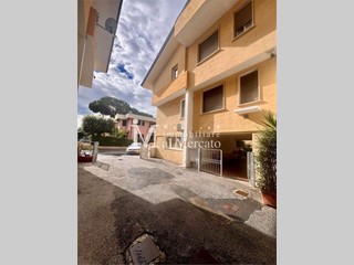 Villetta a schiera in Vendita a Viareggio, 225'000€, 180 m², arredato