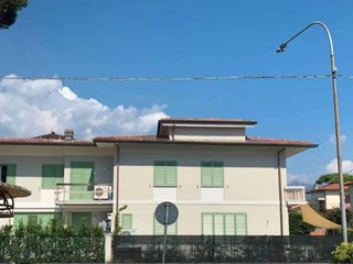 Villa bifamiliare in Vendita a Pietrasanta, zona Marina di Pietrasanta, 825'000€, 140 m², arredato