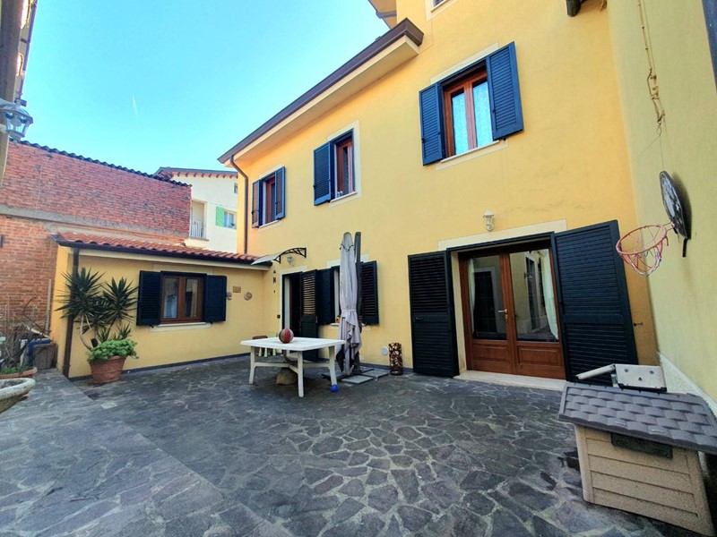 Casa Semi Indipendente in Vendita a Capannori, zona Segromigno In Monte, 295'000€, 280 m²