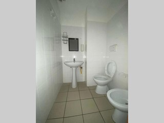 Negozio in Affitto a Aprilia, 1'300€, 115 m²