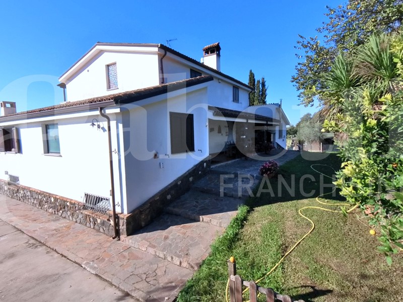 Villa in Vendita a Velletri, 309'000€, 387 m²