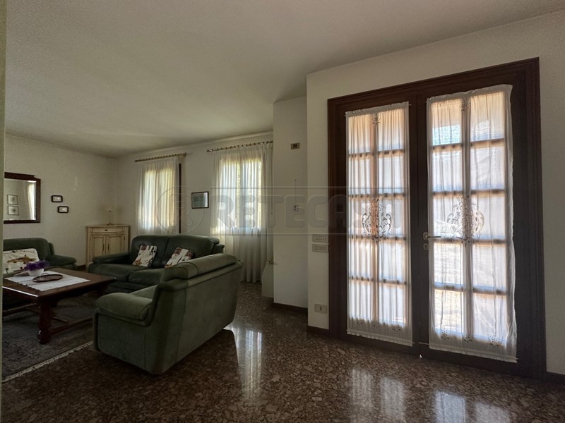 Casa Semi Indipendente in Vendita a Bassano del Grappa, 348'000€, 320 m², con Box