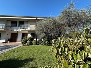 Casa Semi Indipendente in Vendita a Bassano del Grappa, 348'000€, 320 m², con Box