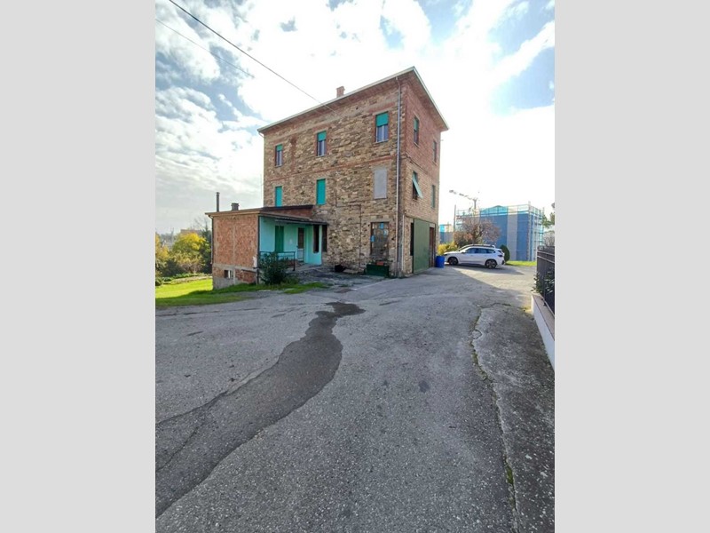 Trilocale in Vendita a Varano de' Melegari, 55'000&euro;, 107 m²
