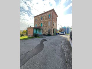 Trilocale in Vendita a Varano de' Melegari, 55'000&euro;, 107 m²
