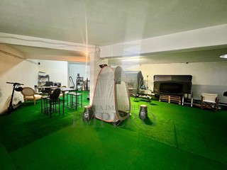 Magazzino in Vendita a Ventimiglia, zona Centro, 130'000€, 107 m²