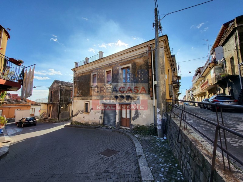 Appartamento in Vendita a Piedimonte Etneo, 130'000€, 240 m²